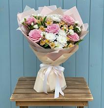 Букет цветов из:  Гвоздики, Орхидеи и Розы в Пролетарий