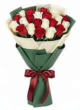 Букет Микс из красных и белых роз в Пролетарий