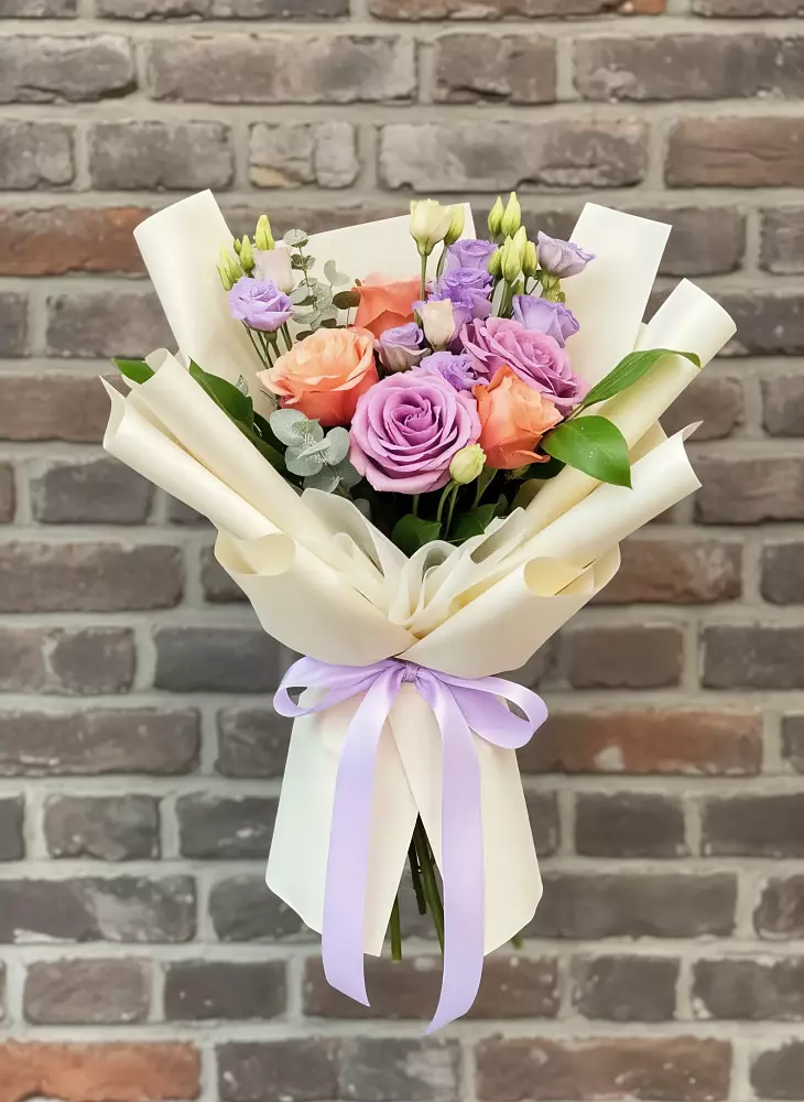 Букет цветов из: Лизиантусы и Розы в Пролетарий