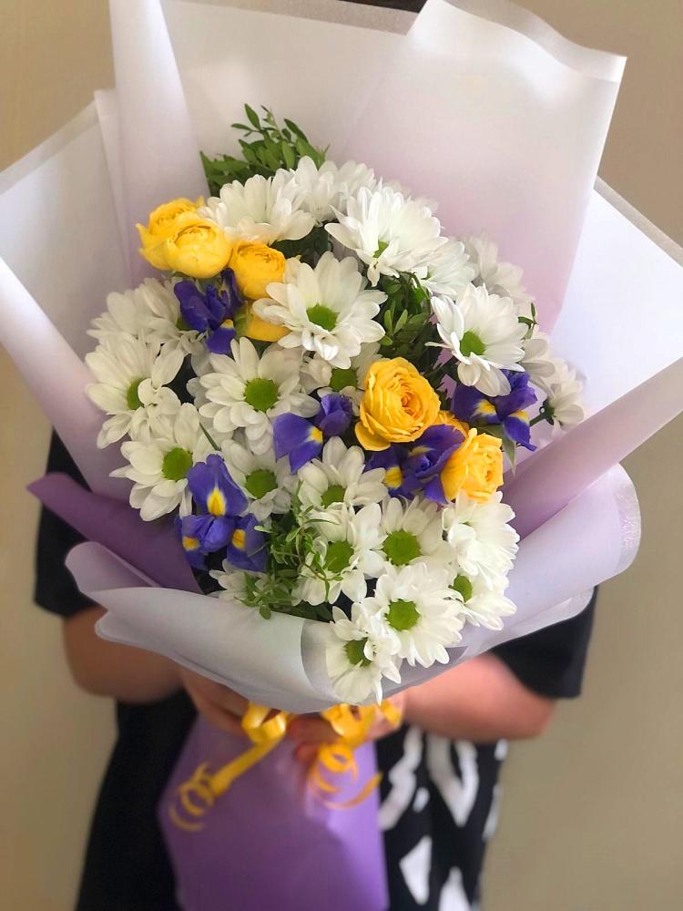 Букет цветов из: Ирисы, Хризантемы и Розы в Пролетарий