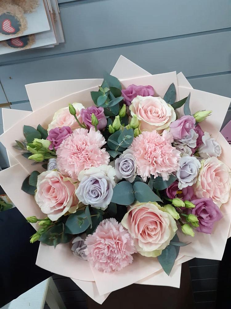 Букет цветов из: Розы, Гвоздики и Лизиантусы в Пролетарий