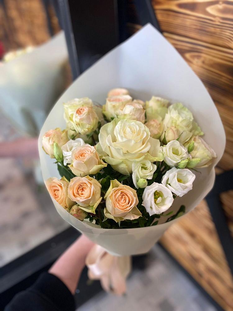 Букет цветов из: Розы и Лизиантусы в Пролетарий